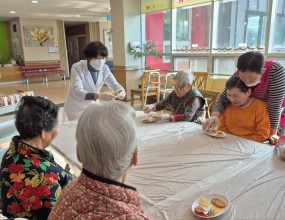 크래커 위에 참치, 치즈, 방울토마토를 얹어 간식으로 즐길 수 있는 