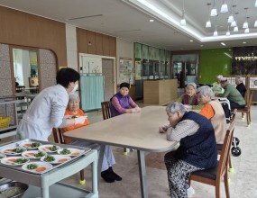 추운 겨울을 지나 어느덧 만물이 소생하는 봄을 맞이하였습니다.어르신들께서 봄의 기운을 가득 느껴보시도록 이번 요리교실 프로그램에서 쑥 부침개를 만들어보았습니다~향긋한 쑥과 당근을 안전한 플라스틱 칼로 얇게 채썰어 밀가루 반죽에 잘 섞어주신 후 고소한 기름에 부쳐내어먹음직스러운 쑥 부침개를 완성하셨습니다.쑥은 혈압을 낮춰주고 면역력 강화와 해독작용이 있다고 하는데요, 제철음식을 통해 어르신들의 건강에도 활력이 가득하시길 바래봅니다.^^    